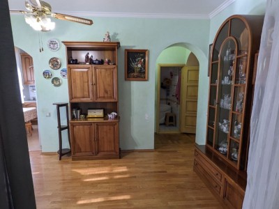 Продам 3-к повнометражну квартиру , Вознесенівський район, в доброму добротному будинку
